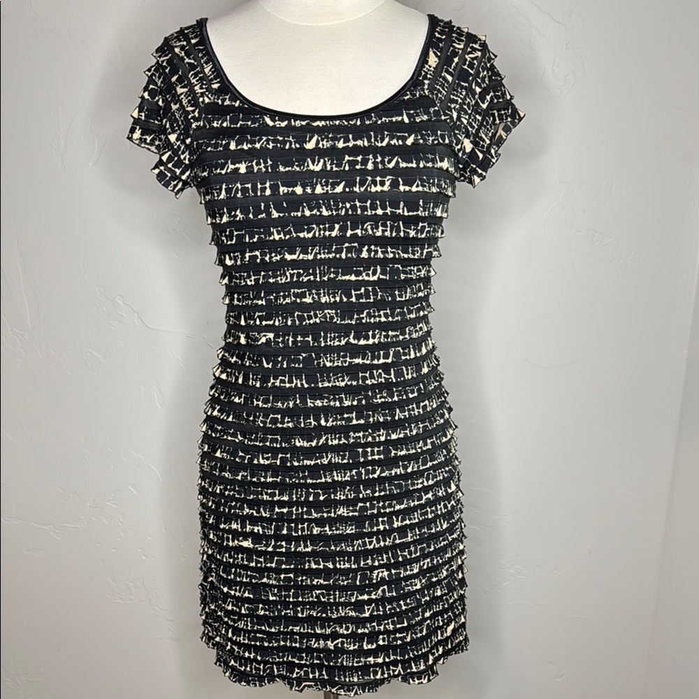 Connected Apparel Black and Cream Sheath Stretchy Dress Scoop Neck Size 8
